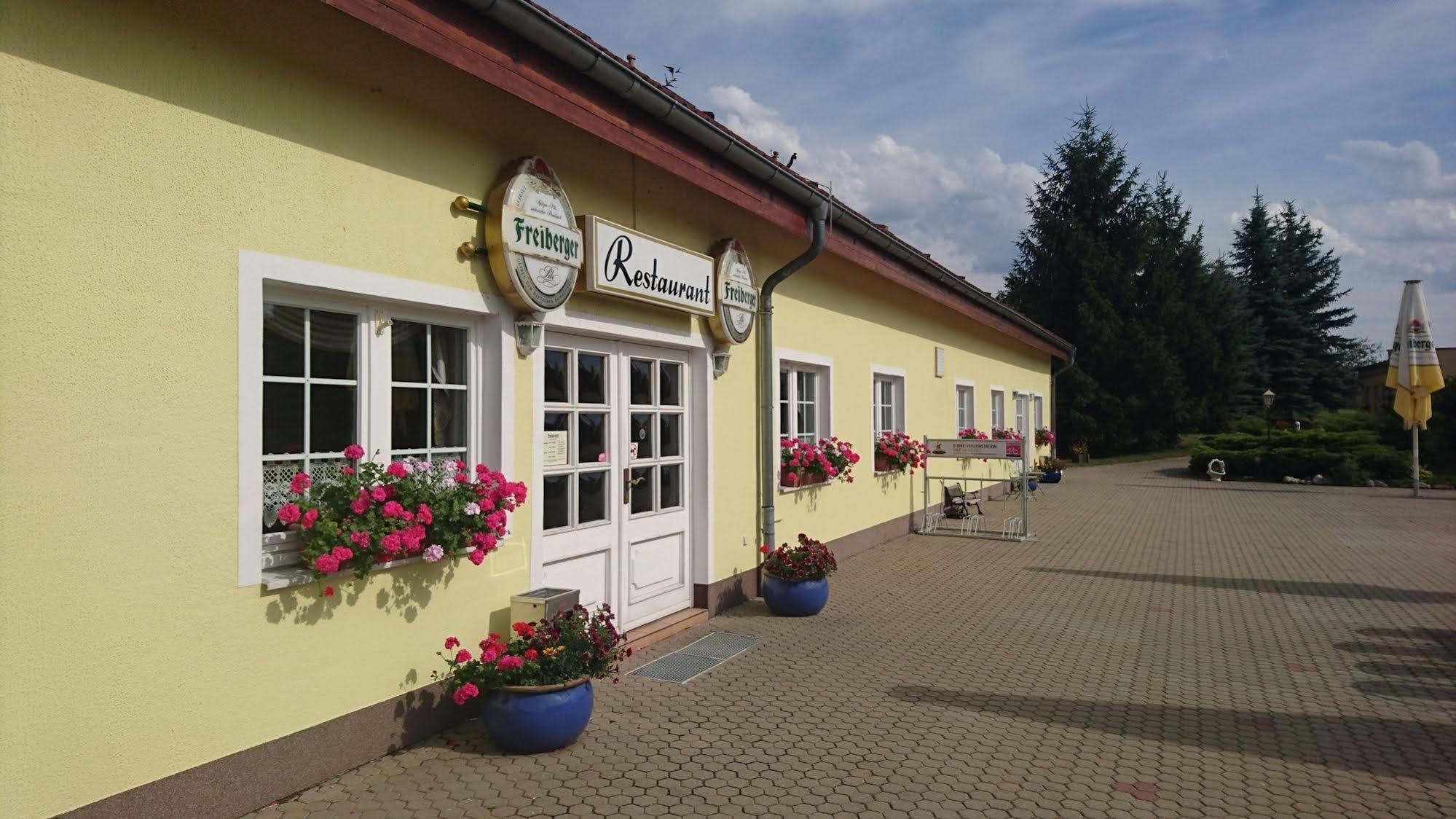 Hotel-Pension Am Mühlberg Lübbenau Exterior foto